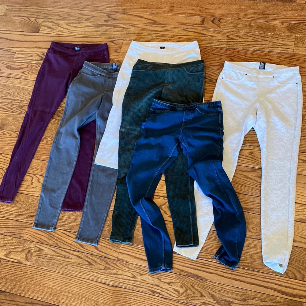 Six pairs Hue leggings size small, one pair white lace is a medium that fits sm.
